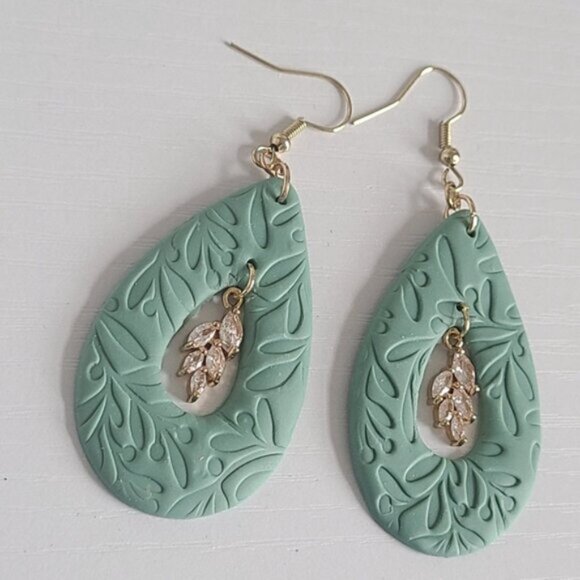 Boho Gold Plated Sage Green Leaf Pattern Crystal Clay Drop Dangle Earrings - Picture 3 of 6